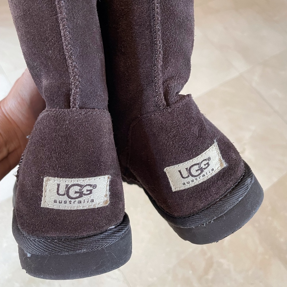 Ugg Chocolate Brown Classic Short Boot. Barely Worn Size 10 - Picture 2 of 7